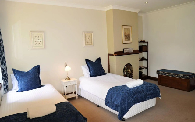 Robin Hill Manor - rambling retreat & tennis court