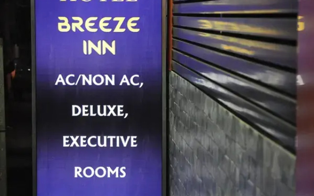 Oyo 10450 Breeze Inn