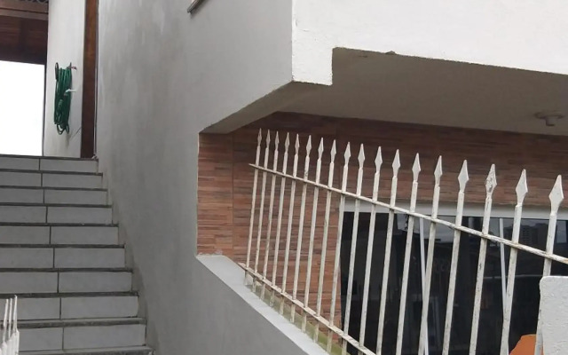 Quarto 02, cama Queen com banheiro compartilhado