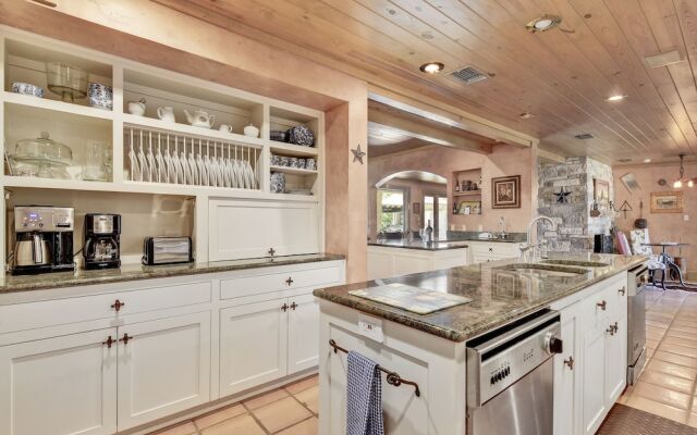 7BR 5 5BA Spicewood Sanctuary by RedAwning