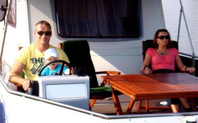 Hausboot _Wassercamper_ SCHW 930