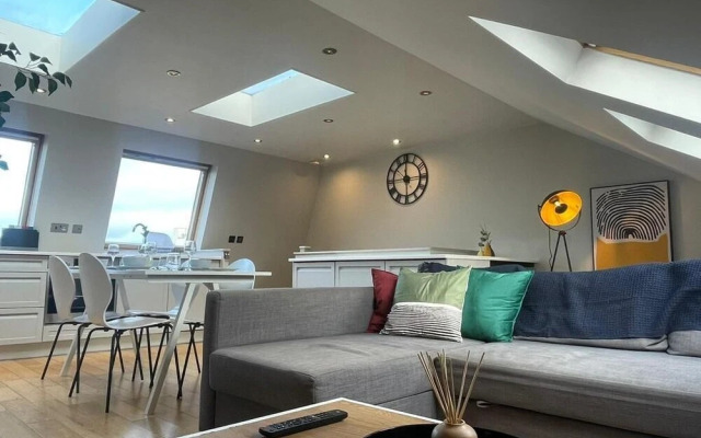 Modern Two Bedroom Apartment in Fulham by Sojo Stay