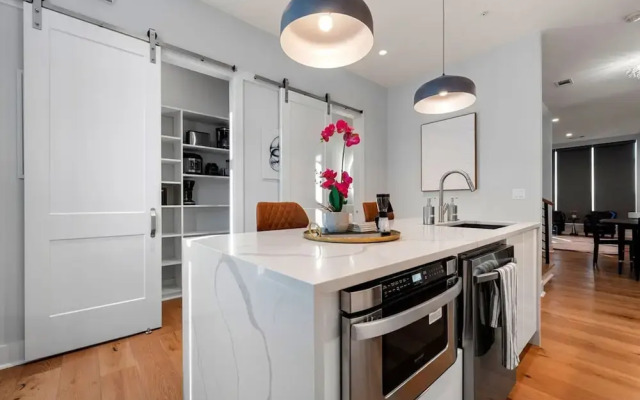 Luxurious Midtown Home Rooftop Views by Silverx