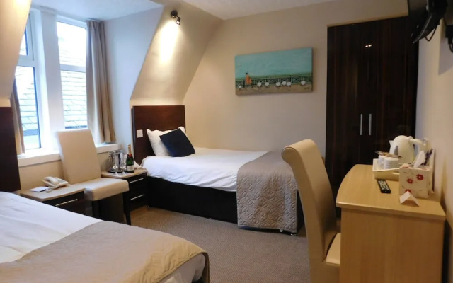 Cullen Bay Hotel