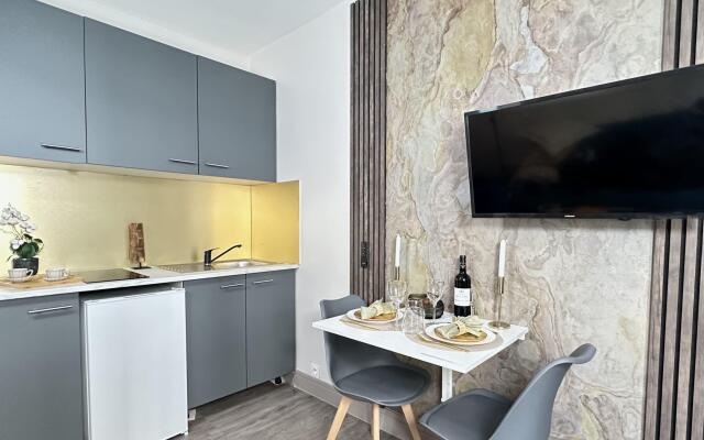 1601B - Studio near Champs Elysées