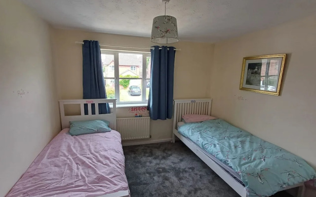 3 Bed House - Sleeps 5 - Pets - Parking