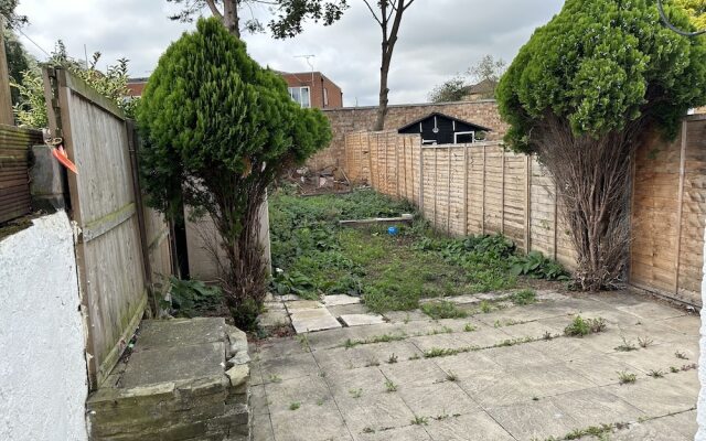 Immaculate 4-bed House in Enfield Near Enfield loc