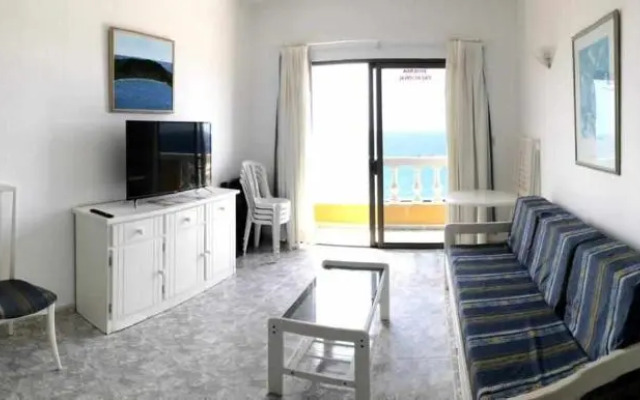 VV 121 con Balcón en primera línea de mar