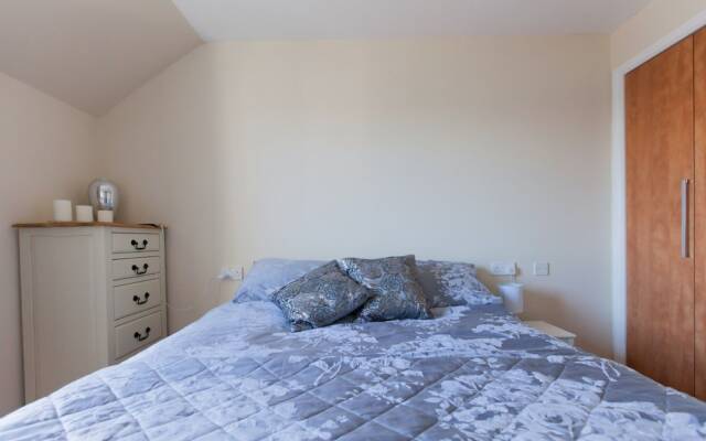 Park & Play! Superb Flat W/parking Near Shore
