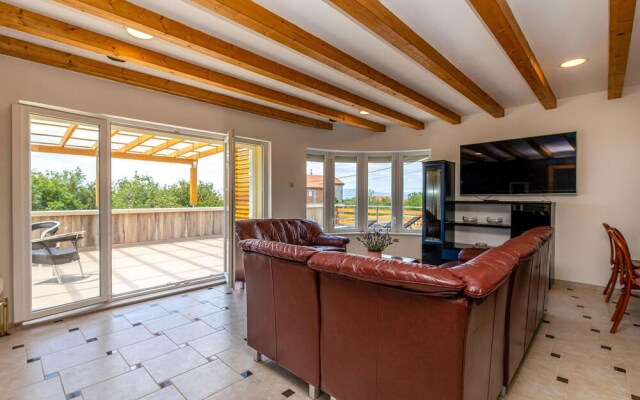 Stunning Home in Smrika With Wifi and 3 Bedrooms