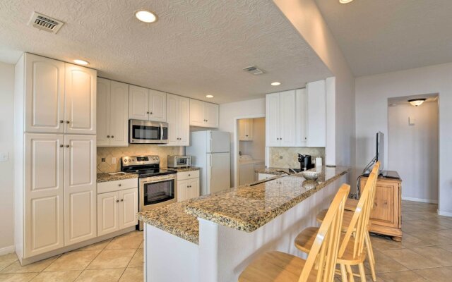 Beachfront Getaway w/ Deck & Views in Galveston