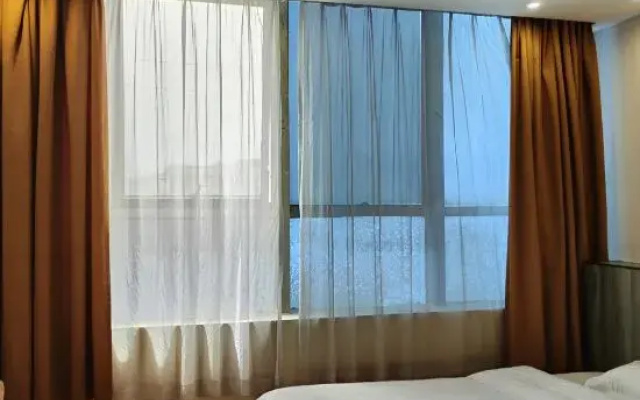 Jiangmen Manzhou Luxury Apartment (Jiangmen East Station Branch)