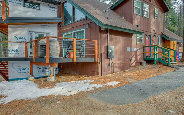 Idyllic Tahoe Home: 1 Mi to Heavenly Ski Resort!