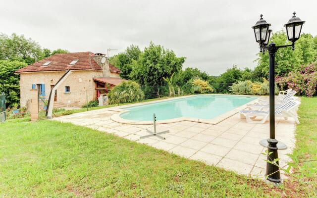 Serene Holiday Home in Besse with Swimming Pool