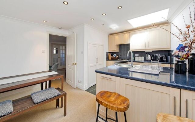 Traditional 2-bed Apartment Notting Hill