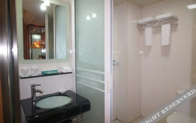 Yantai Qianwei Yongju Hotel