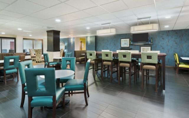 Holiday Inn Express & Suites Bentonville