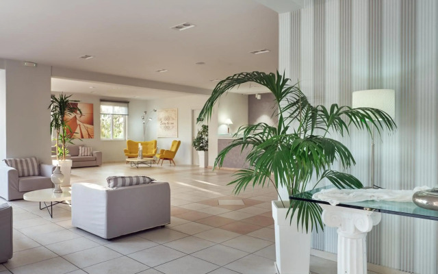 Koukounaria Hotel & Suites
