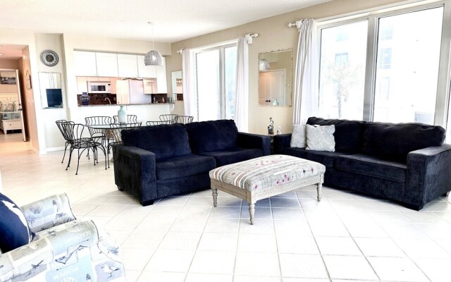 Sunshine Daydream 3 Bedroom Condo by RedAwning