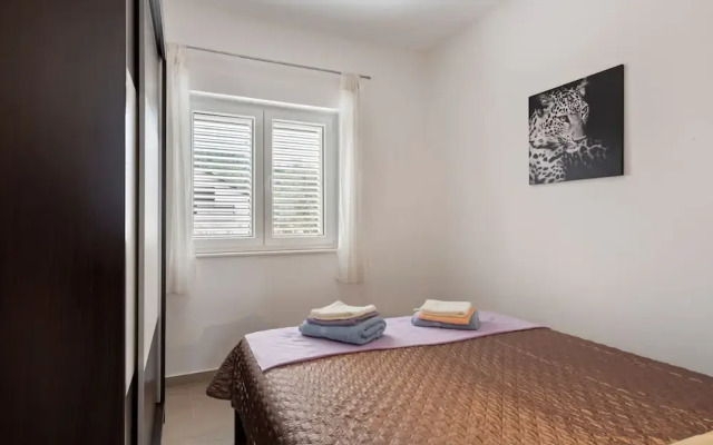 Simplistic Apartment in Neviđane with Balcony