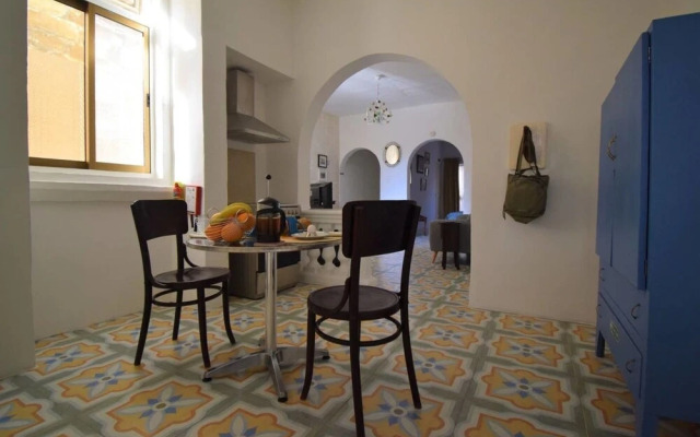 Stylish Maltese Retreat- Stunning Water Views & AC