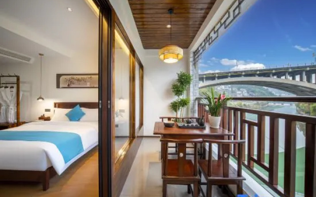 Fenghuang Yijia Yishu · High-End Riverside Villa (Fenghuang Ancient City Store) – Balcony – Xiangxi