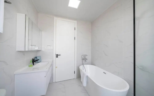 Tyms Elegant 4BR 2BA Apt in Xujiahui