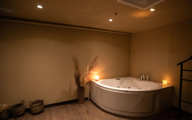 Zeno Suites Hotel
