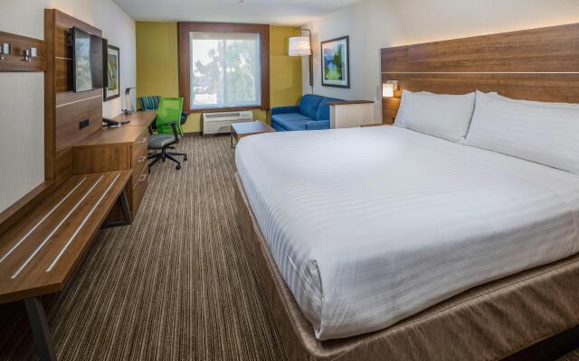 Holiday Inn Express and Suites Modesto by IHG