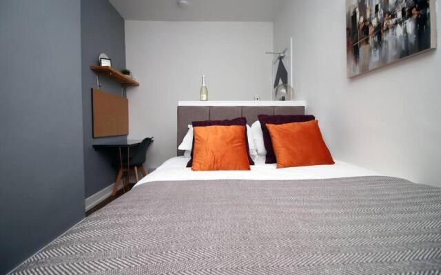 Stylish Home in Port Tennant - 4BR Free Parking!