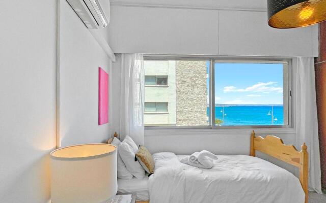 2BR SEAFRONT Apt in city center close to the beach