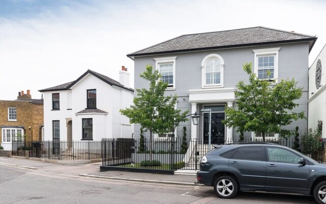 Stylish 5BR House in Hampton Court