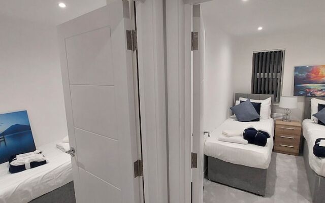Modern 3 Bedrooms Apt. 01 - Camberley