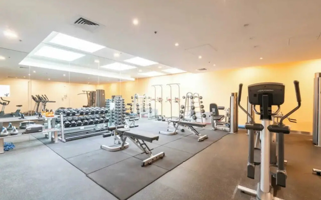 Charming 1BR in Fitzroy w/ Parking, Pool, + Gym!