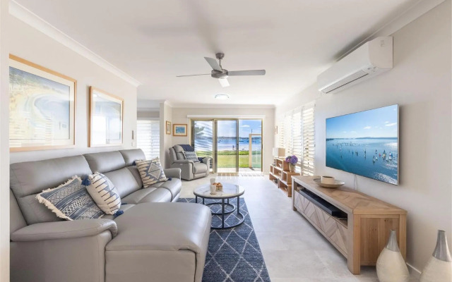 Sandy Beach House - Corlette Waterfront