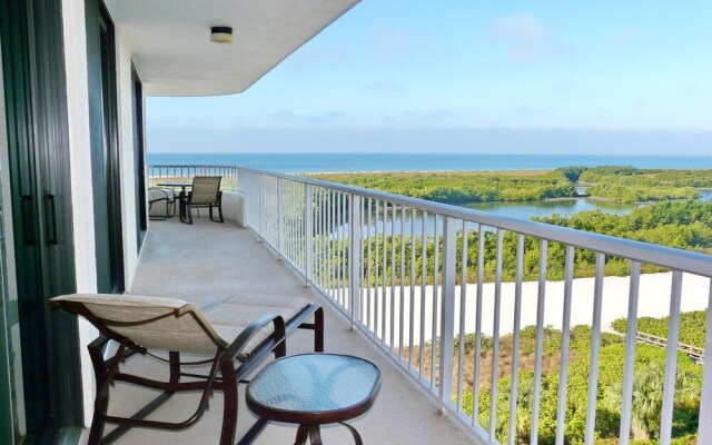 Beachfront Condo With Pool and Dazzling Ocean View