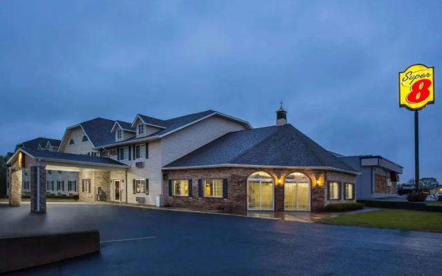 Super 8 Motel - Reedsburg