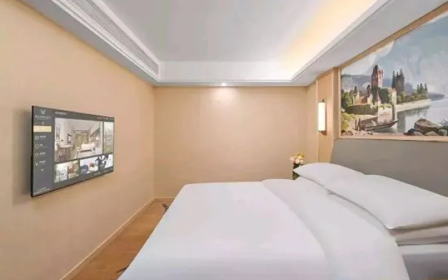 Vienna International Hotel (Xingyi Wanfenglin Airport Pingdong Square)