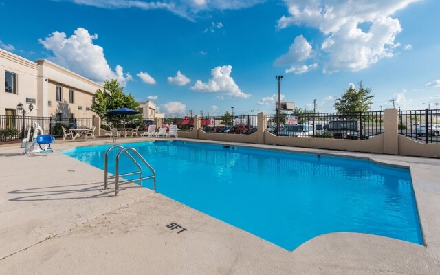 Days Inn & Suites Cincinnati