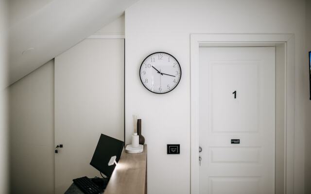 Kala Luxury rooms by DuHomes