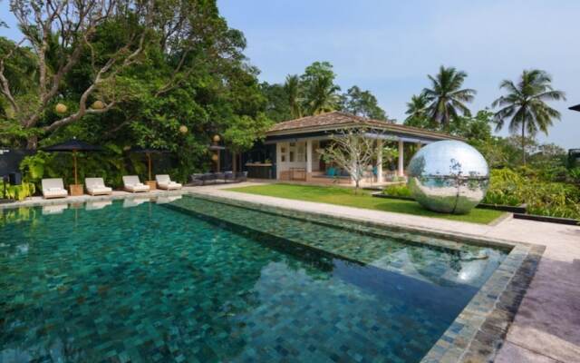 Cool and Contemporary Hilltop Villa With Ocean Views