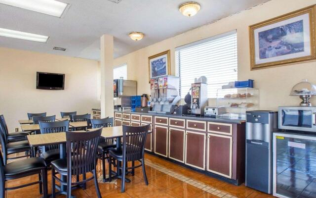 Econo Lodge Inn & Suites Macon West