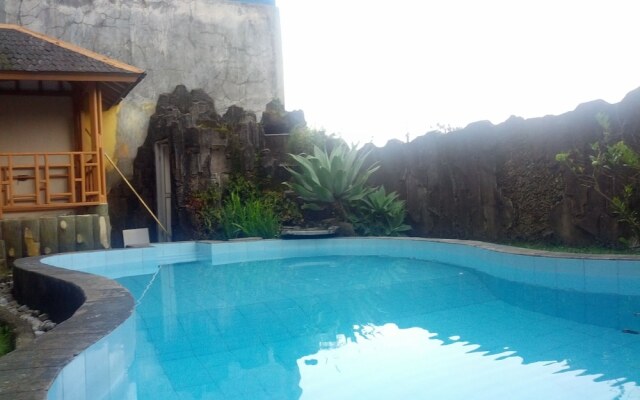 Villa Anvil Cipanas 4 Bedroom for 25 pax
