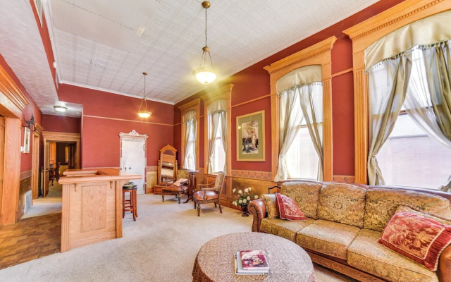 Downtown Yankton Suite: Walk to Restaurants!