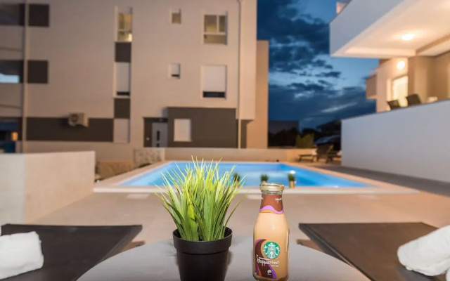 Pool Apartments Banta B