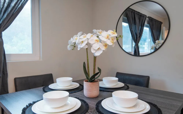 Wonderful 2-BR Apt Near Dodger