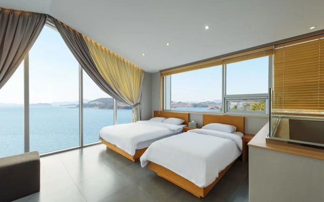 La Terrace Club Hotel & Villa