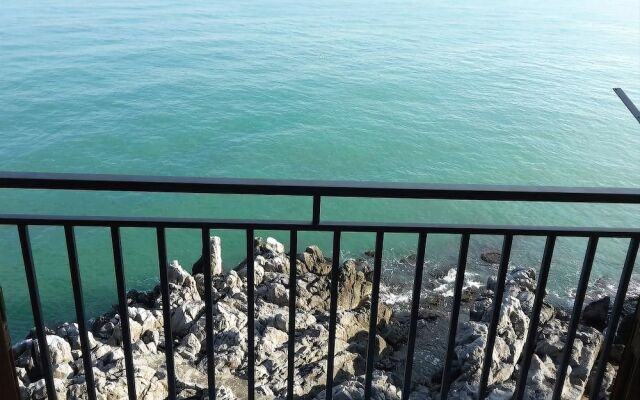 Balcone Sugli Scogli