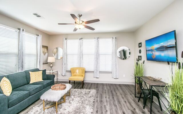 Rooftop Pool, Views, Close to Shops & Dining 1131