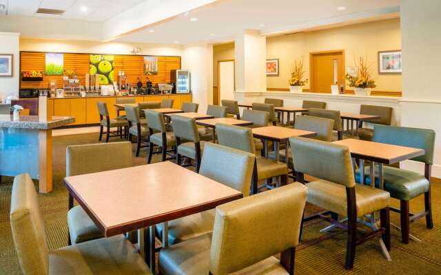 La Quinta Inn & Suites by Wyndham Nashville Airport/Opryland